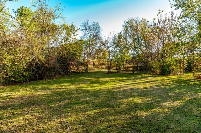 1745 Saundersville Rd, Hendersonville, TN 37075