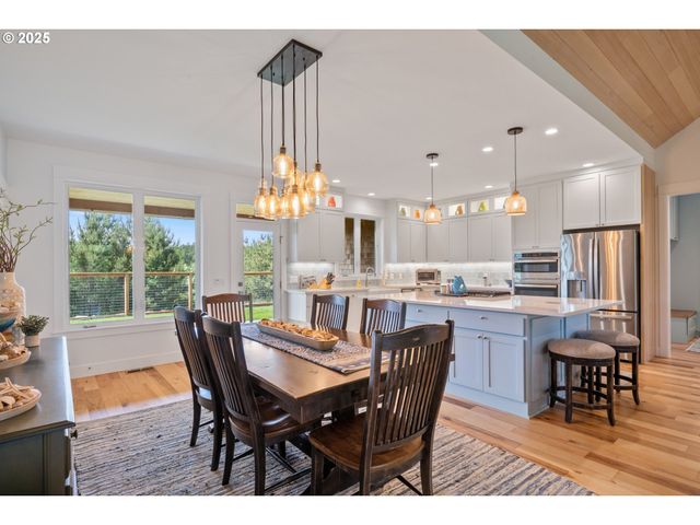 32996 PACIFIC BELLEVUE Ln, Warrenton, OR 97146