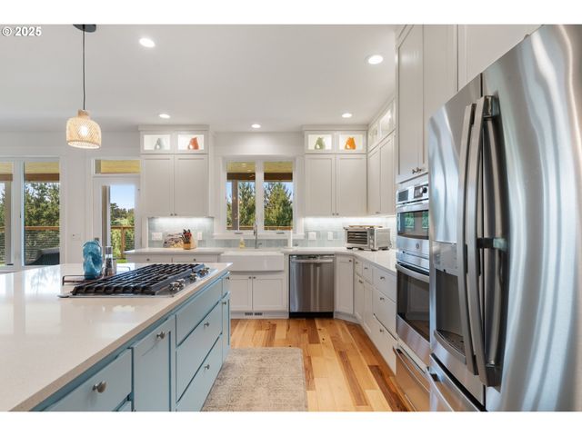 32996 PACIFIC BELLEVUE Ln, Warrenton, OR 97146