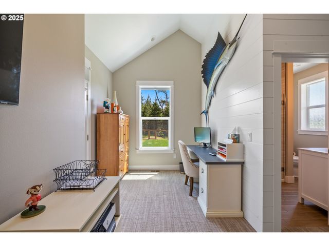 32996 PACIFIC BELLEVUE Ln, Warrenton, OR 97146