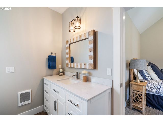 32996 PACIFIC BELLEVUE Ln, Warrenton, OR 97146