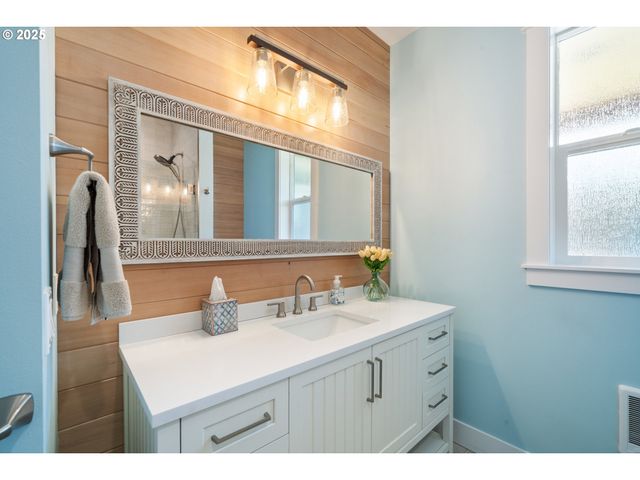 32996 PACIFIC BELLEVUE Ln, Warrenton, OR 97146