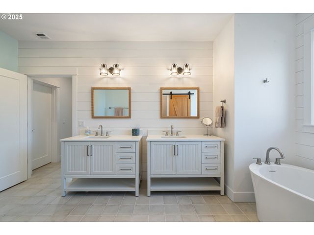 32996 PACIFIC BELLEVUE Ln, Warrenton, OR 97146