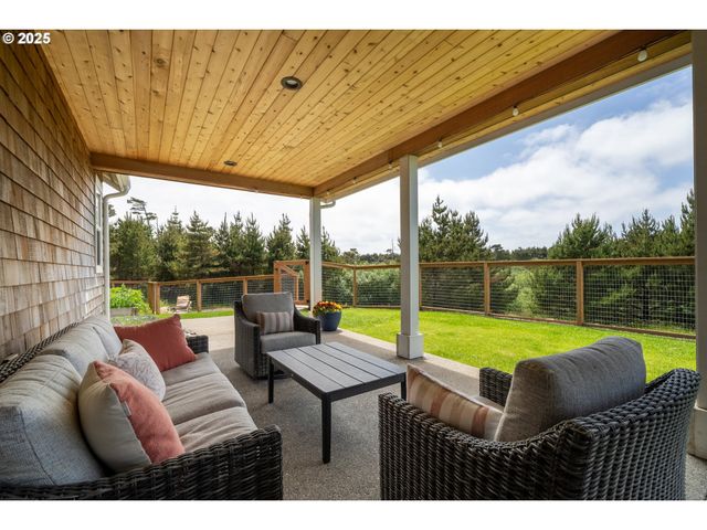 32996 PACIFIC BELLEVUE Ln, Warrenton, OR 97146