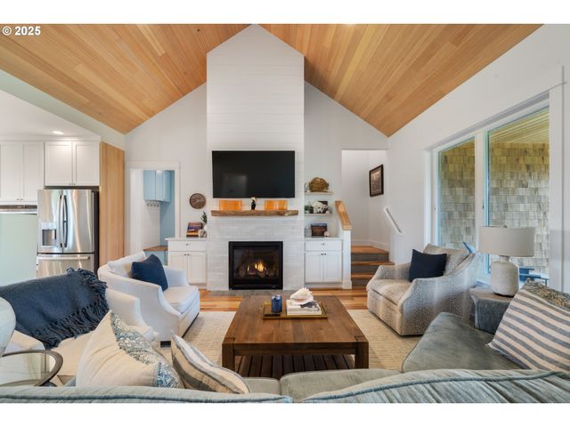 32996 PACIFIC BELLEVUE Ln, Warrenton, OR 97146