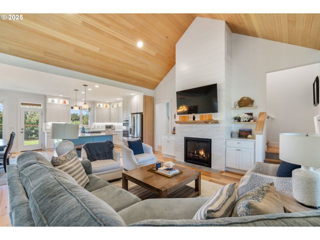 32996 PACIFIC BELLEVUE Ln, Warrenton, OR 97146