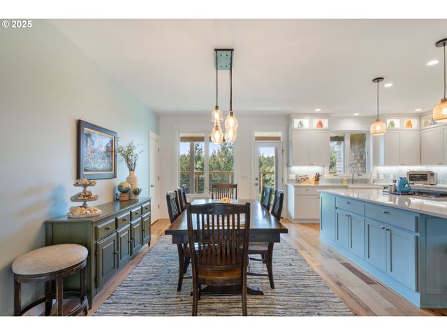 32996 PACIFIC BELLEVUE Ln, Warrenton, OR 97146