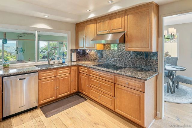 7945 Shadow Hill Dr, La Mesa, CA 91941