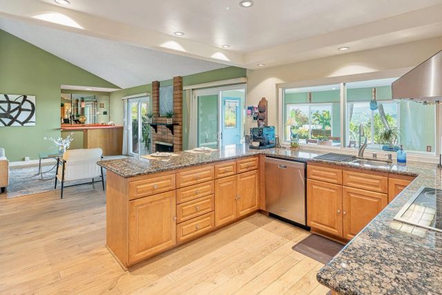 7945 Shadow Hill Dr, La Mesa, CA 91941