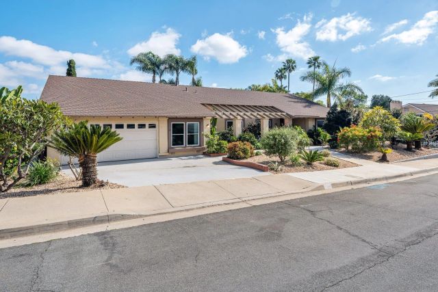 7945 Shadow Hill Dr, La Mesa, CA 91941