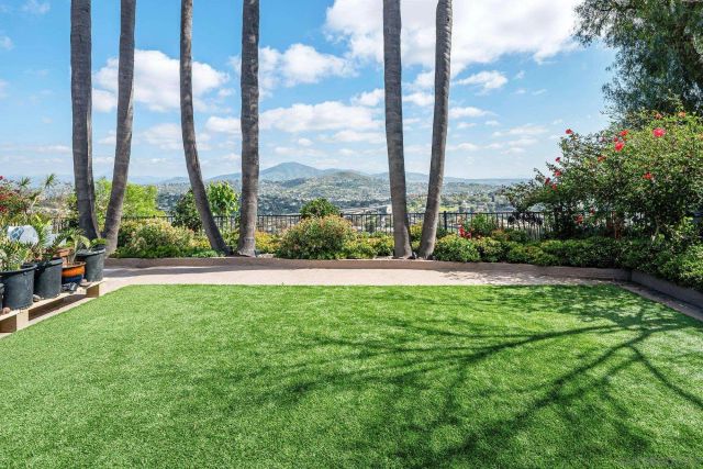 7945 Shadow Hill Dr, La Mesa, CA 91941