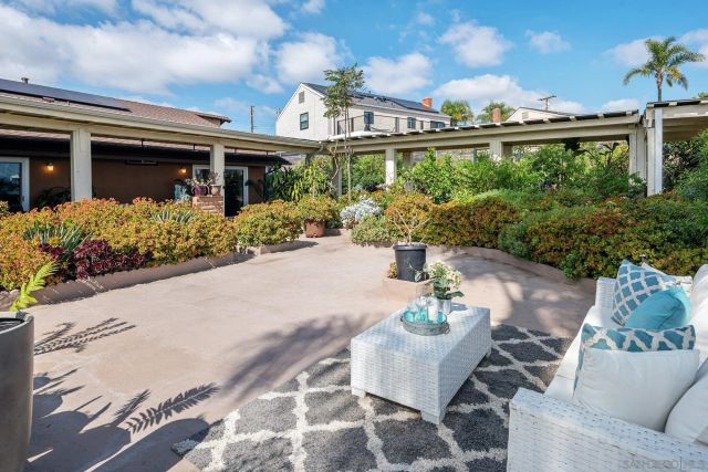 7945 Shadow Hill Dr, La Mesa, CA 91941