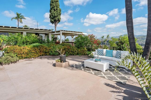 7945 Shadow Hill Dr, La Mesa, CA 91941