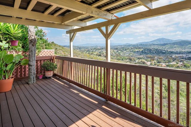 7945 Shadow Hill Dr, La Mesa, CA 91941