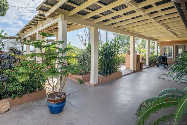 7945 Shadow Hill Dr, La Mesa, CA 91941