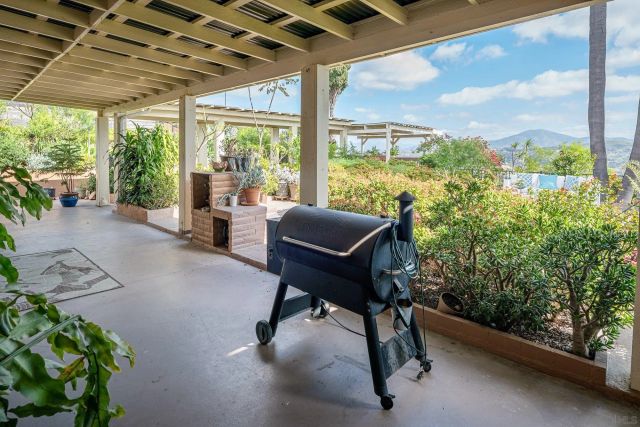 7945 Shadow Hill Dr, La Mesa, CA 91941