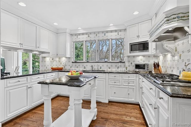 27220 Willowgreen Court, Franklin, MI 48025