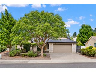891 WHITETAIL DEER St, Salem, OR 97304