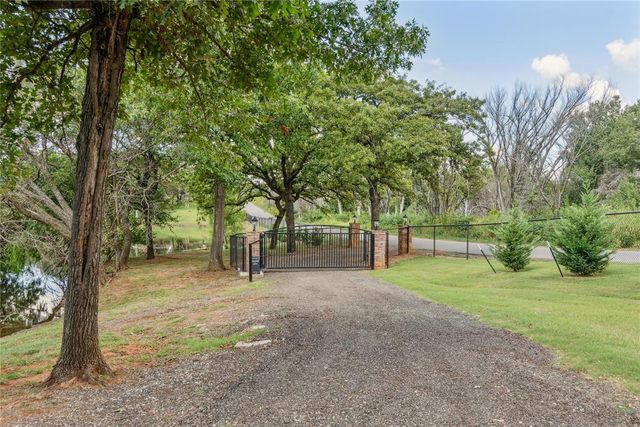 2351 E Lakewood Drive, Guthrie, OK 73044