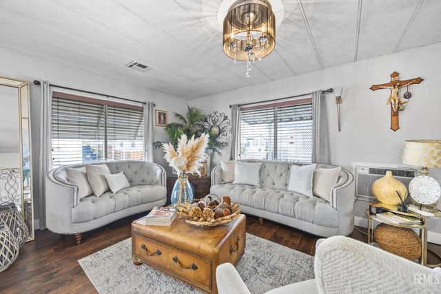 4401 Hughes Lane 32, Bakersfield, CA 93304