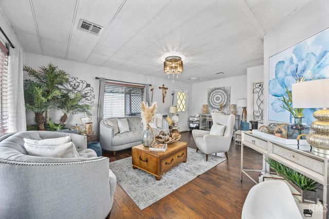 4401 Hughes Lane 32, Bakersfield, CA 93304