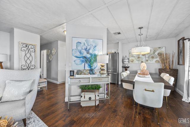 4401 Hughes Lane 32, Bakersfield, CA 93304