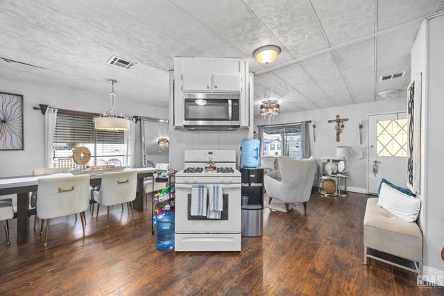 4401 Hughes Lane 32, Bakersfield, CA 93304