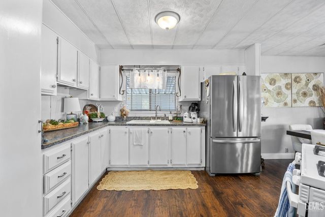 4401 Hughes Lane 32, Bakersfield, CA 93304