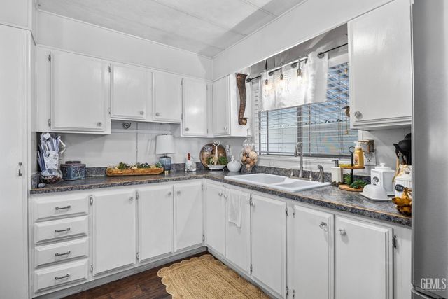 4401 Hughes Lane 32, Bakersfield, CA 93304