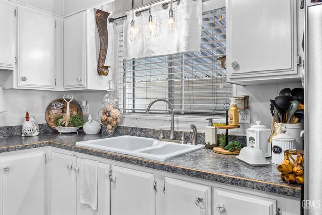 4401 Hughes Lane 32, Bakersfield, CA 93304