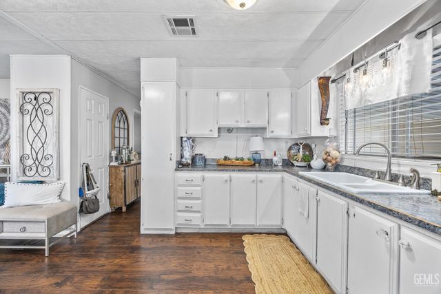 4401 Hughes Lane 32, Bakersfield, CA 93304