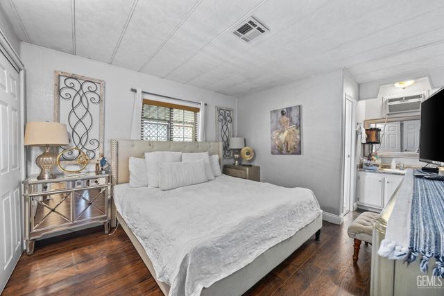 4401 Hughes Lane 32, Bakersfield, CA 93304