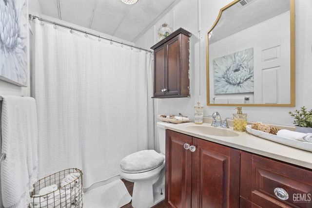 4401 Hughes Lane 32, Bakersfield, CA 93304