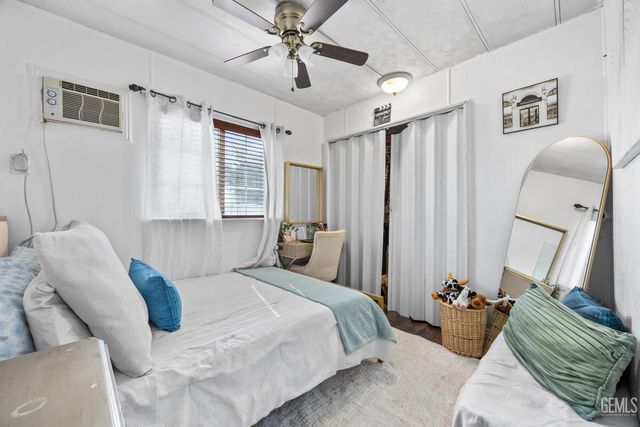 4401 Hughes Lane 32, Bakersfield, CA 93304