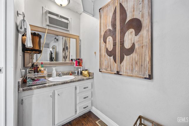 4401 Hughes Lane 32, Bakersfield, CA 93304