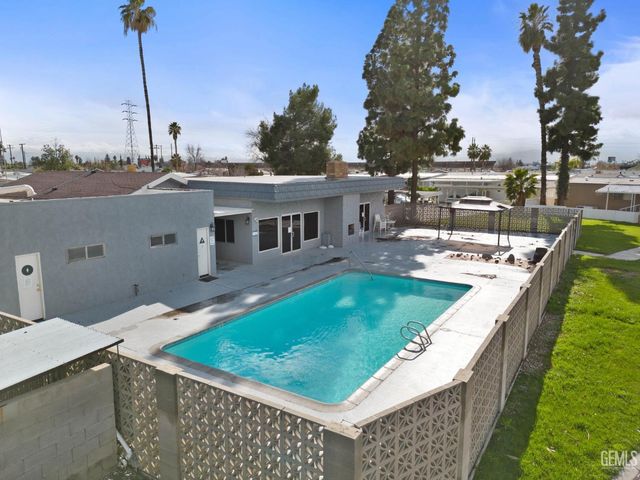 4401 Hughes Lane 32, Bakersfield, CA 93304