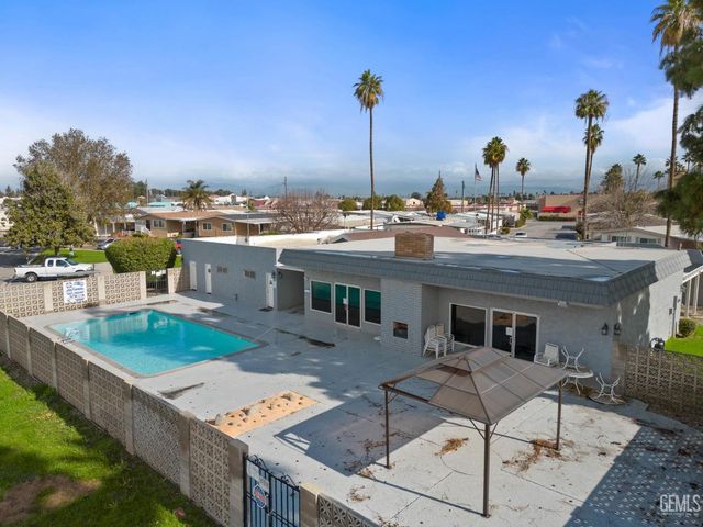 4401 Hughes Lane 32, Bakersfield, CA 93304