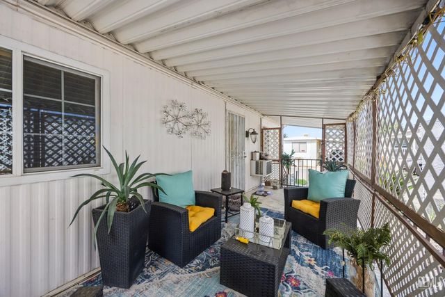 4401 Hughes Lane 32, Bakersfield, CA 93304