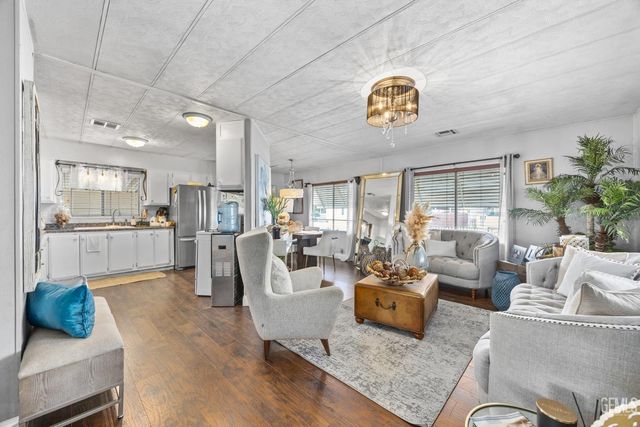 4401 Hughes Lane 32, Bakersfield, CA 93304