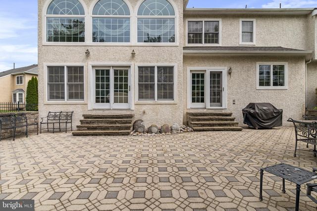 132 COUNTRY CLUB DR, Moorestown, NJ 08057