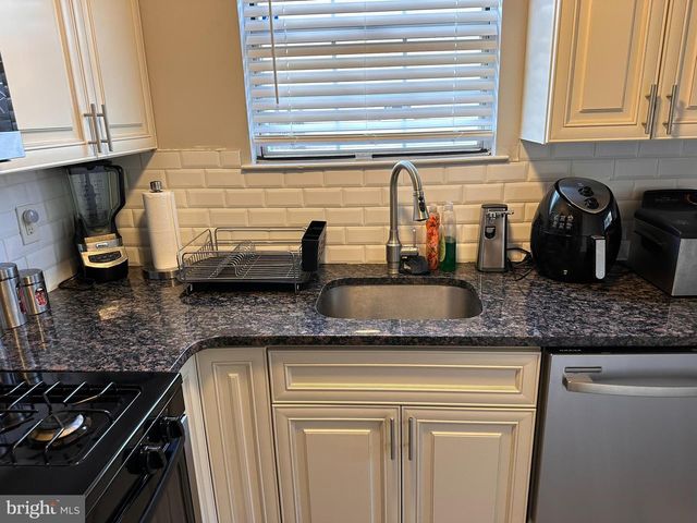 34 RIVER BANK DR, Roebling, NJ 08554