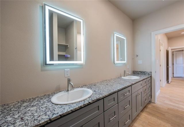 900 Valley Oaks Lane, Centerton, AR 72719