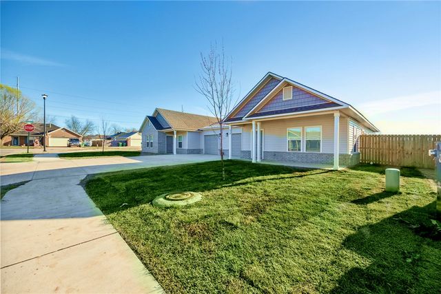 900 Valley Oaks Lane, Centerton, AR 72719