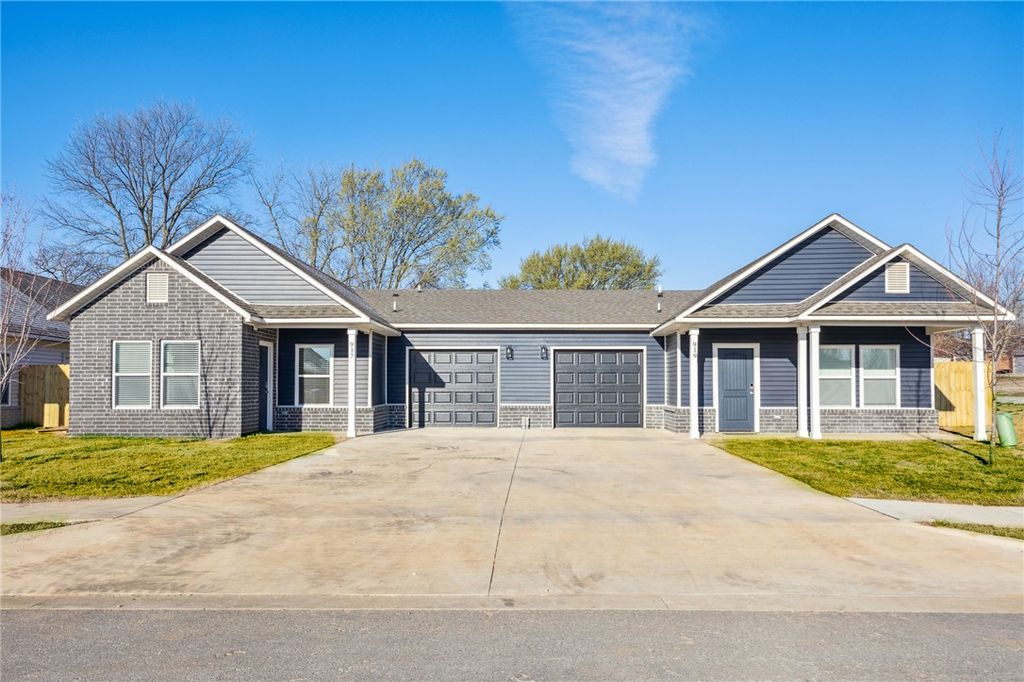 900 Valley Oaks Lane, Centerton, AR 72719