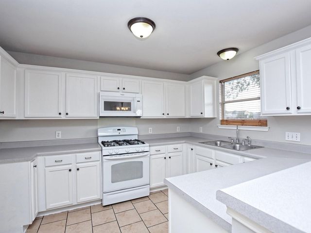 806 Red River LN, Leander, TX 78641