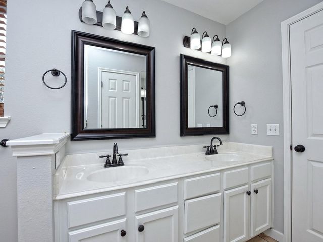 806 Red River LN, Leander, TX 78641