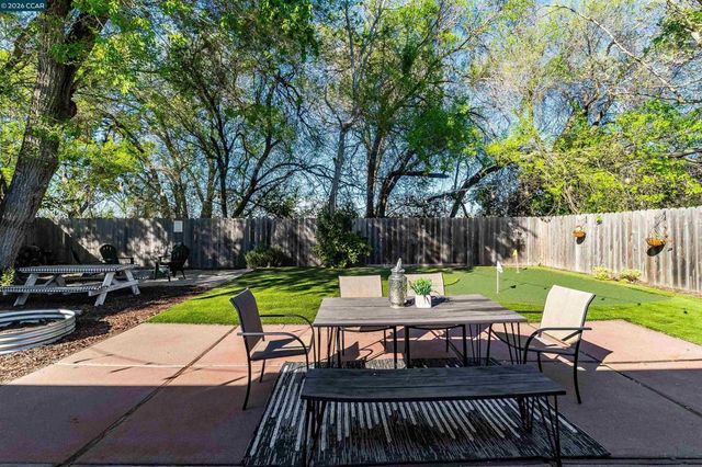 2261 Gehringer Dr, Concord, CA 94520