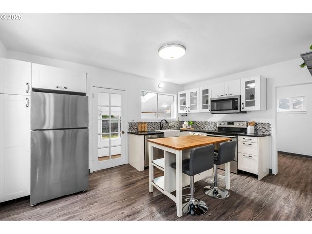 9039 N RICHMOND Ave, Portland, OR 97203