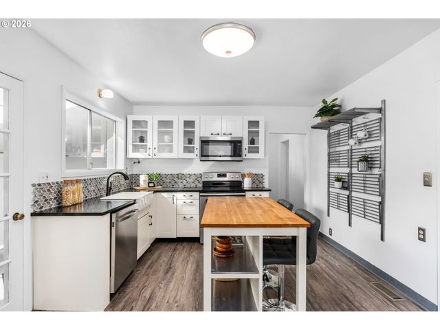 9039 N RICHMOND Ave, Portland, OR 97203
