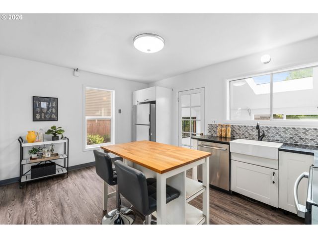 9039 N RICHMOND Ave, Portland, OR 97203